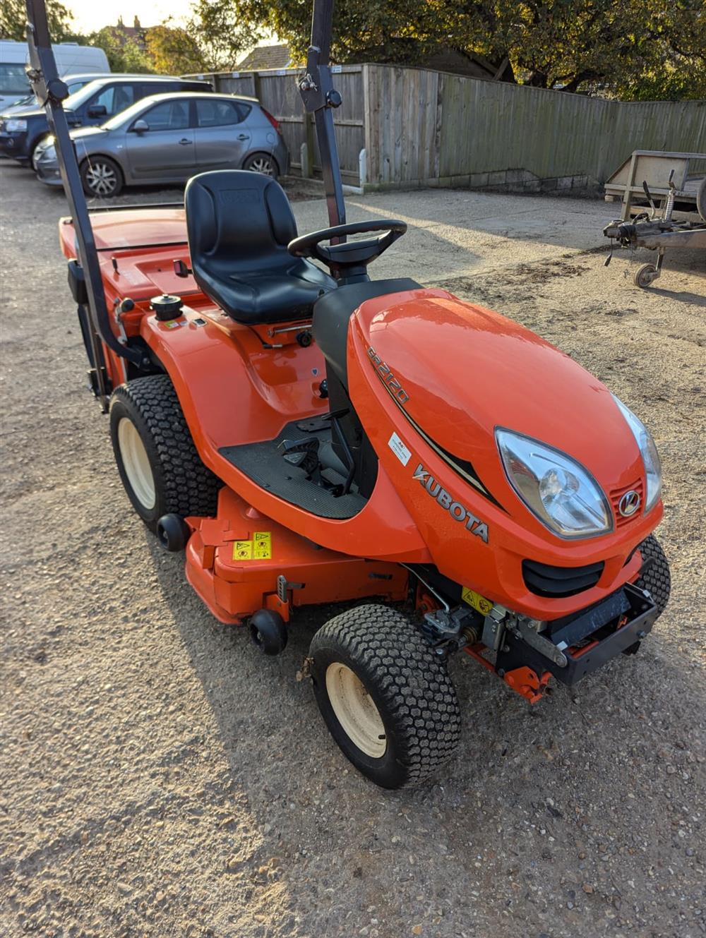 used-kubota-gr2120-ride-on-mower;-diesel-48"-cut-with-manual-tip-collector-box