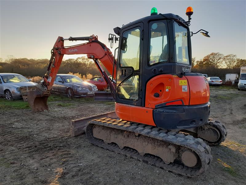 USED KUBOTA U484 WITH HYDRAULIC QUICK HITCH & 3 BUCKETS STUBBINGS